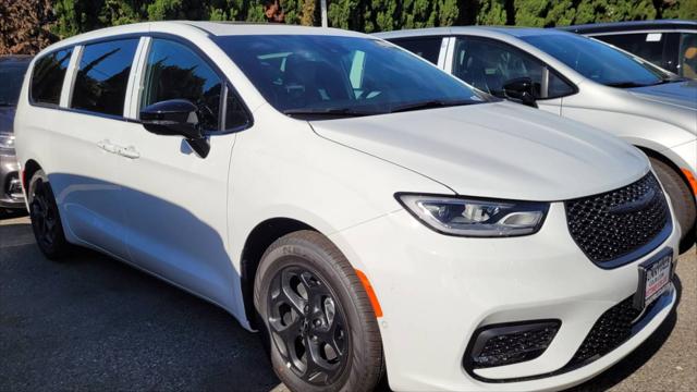 New 2023 Chrysler Pacifica Limited FWD Ratings, Pricing, Reviews & Awards