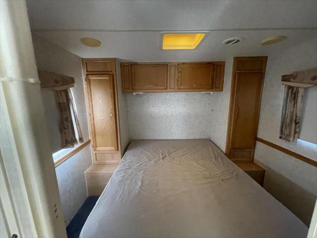 2003 Ford E-450 Cutaway E450 Cube Van 12'