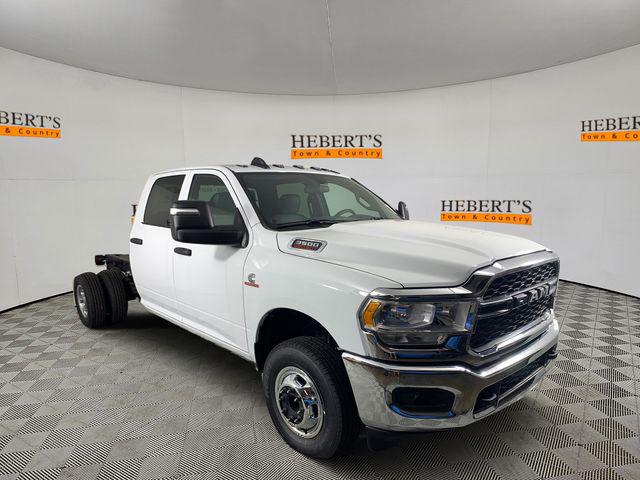 2024 RAM Ram 3500 Chassis Cab RAM 3500 TRADESMAN CREW CAB CHASSIS 4X4 60 CA