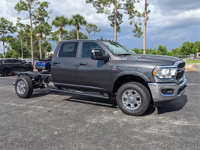 2023 RAM Ram 3500 Chassis Cab RAM 3500 TRADESMAN CREW CAB CHASSIS 4X4 60 CA