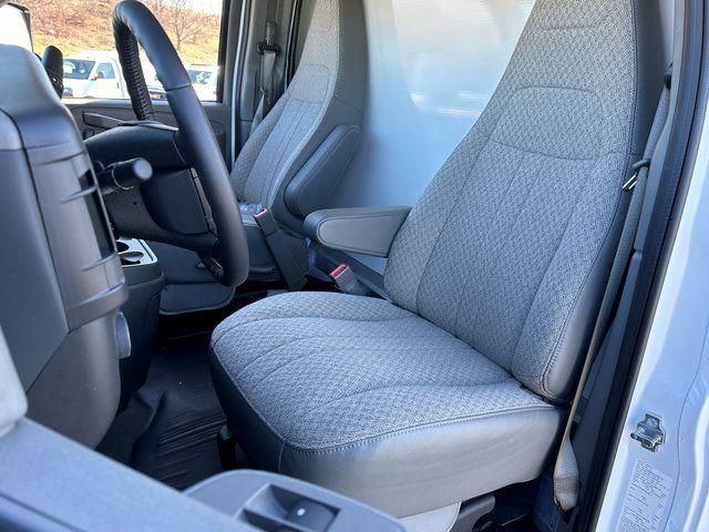 2023 GMC Savana Cutaway 4500 Van