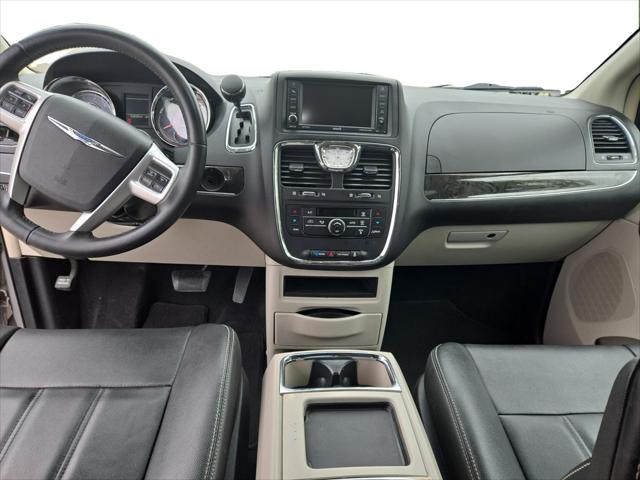 2016 Chrysler Town & Country Touring