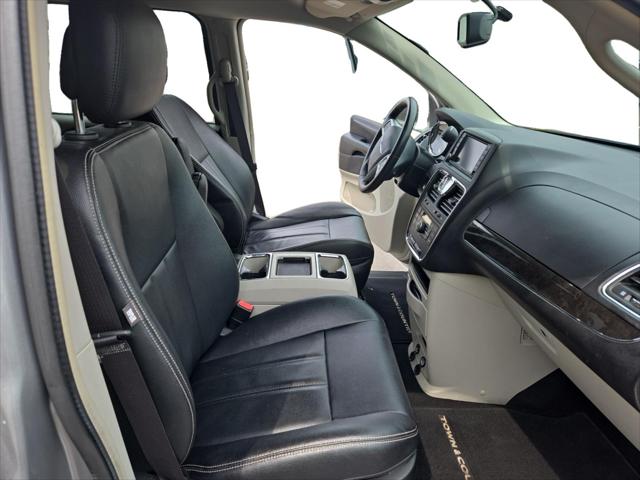 2016 Chrysler Town & Country Touring