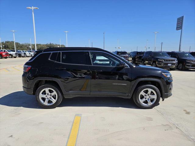 2024 Jeep Compass COMPASS LATITUDE 4X4