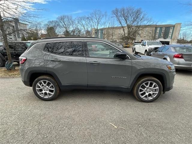 2024 Jeep Compass COMPASS LATITUDE LUX 4X4