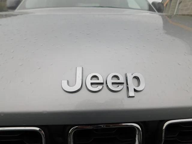 2022 Jeep Grand Cherokee Laredo 4x4