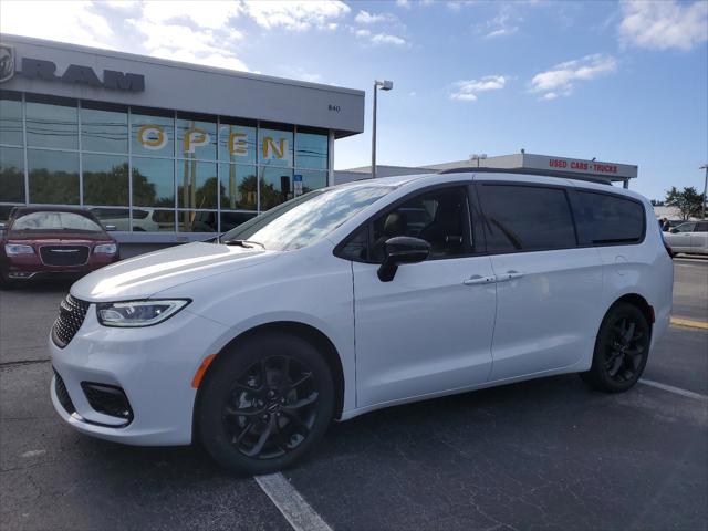 2024 Chrysler Pacifica PACIFICA TOURING L