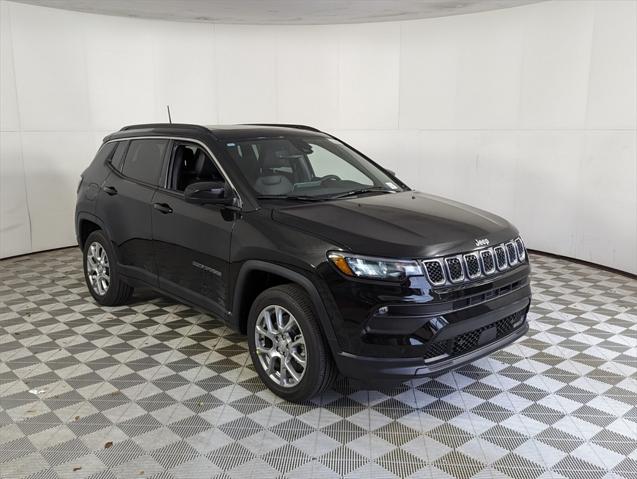 2024 Jeep Compass COMPASS LATITUDE LUX 4X4