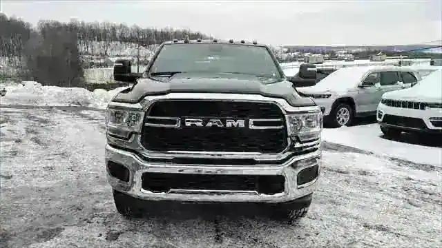 2024 RAM Ram 3500 RAM 3500 TRADESMAN CREW CAB 4X4 8 BOX