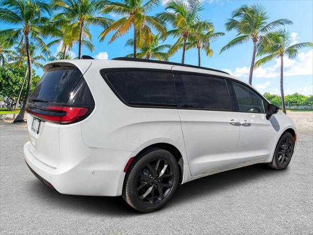 2024 Chrysler Pacifica PACIFICA TOURING L