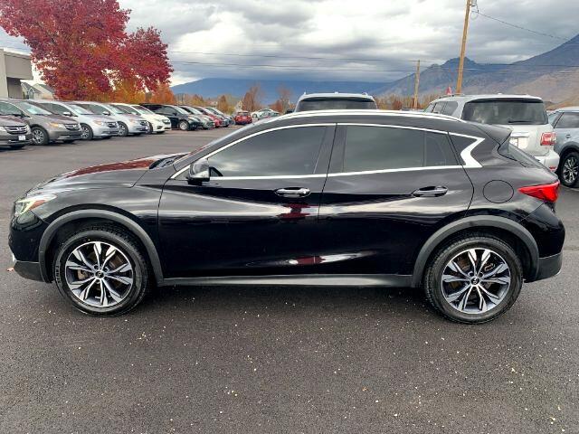 2017 INFINITI QX30 Premium