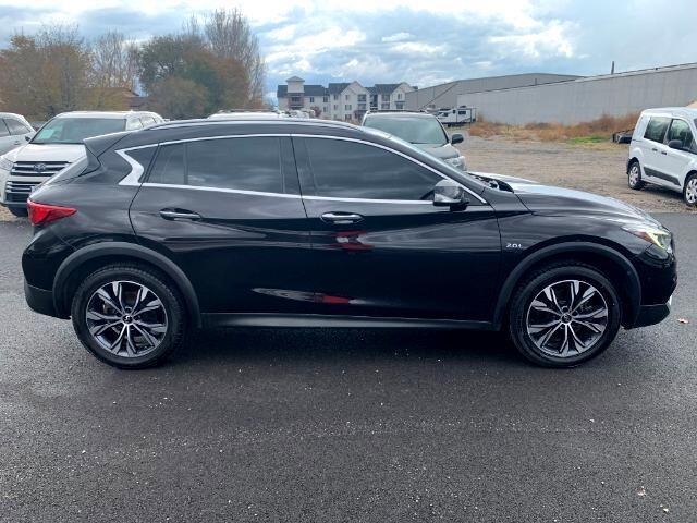 2017 INFINITI QX30 Premium