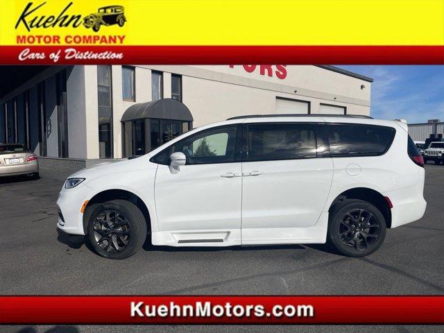 2022 Chrysler Pacifica Touring L for sale in Rochester, MN