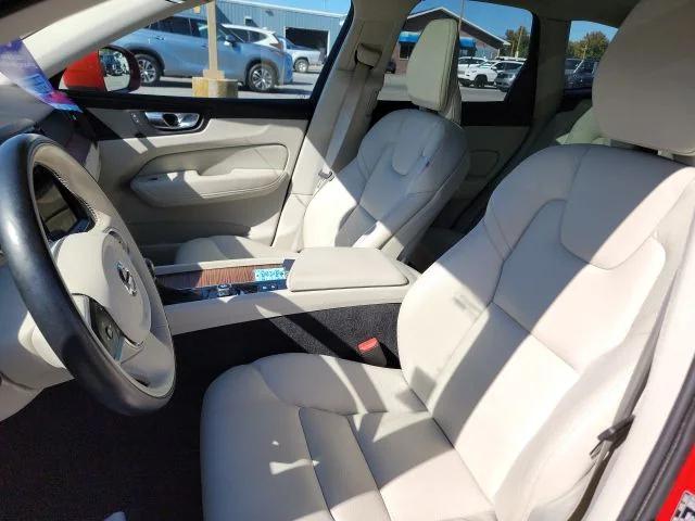 2021 Volvo XC60 T5 Momentum