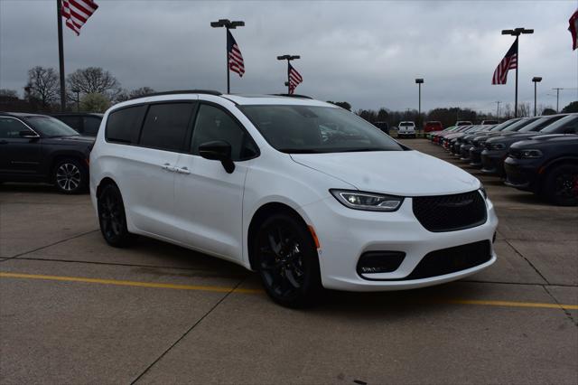 2024 Chrysler Pacifica PACIFICA TOURING L