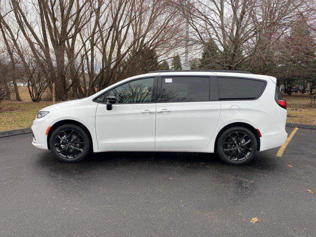 2024 Chrysler Pacifica PACIFICA TOURING L