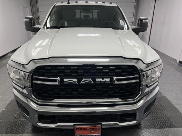 2024 RAM Ram 3500 Chassis Cab RAM 3500 SLT CREW CAB CHASSIS 4X4 60 CA