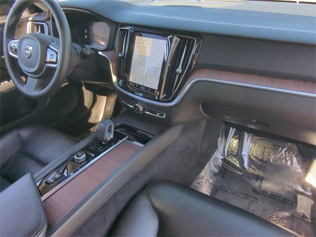 2023 Volvo S60 B5 Plus Dark Theme