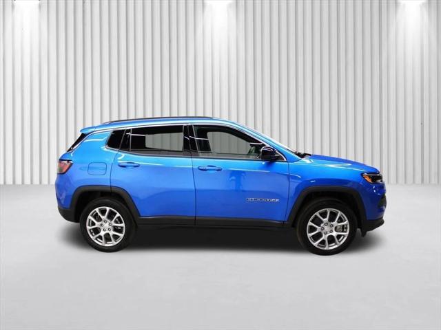 2024 Jeep Compass COMPASS LATITUDE LUX 4X4