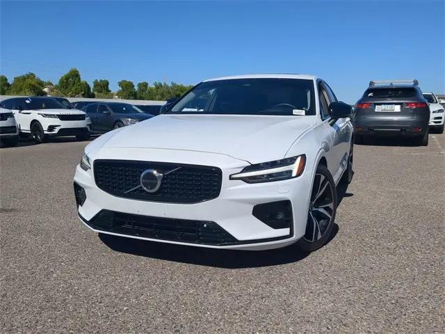 2023 Volvo S60 B5 Plus Dark Theme