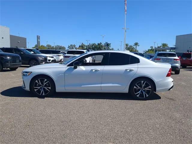 2023 Volvo S60 B5 Plus Dark Theme