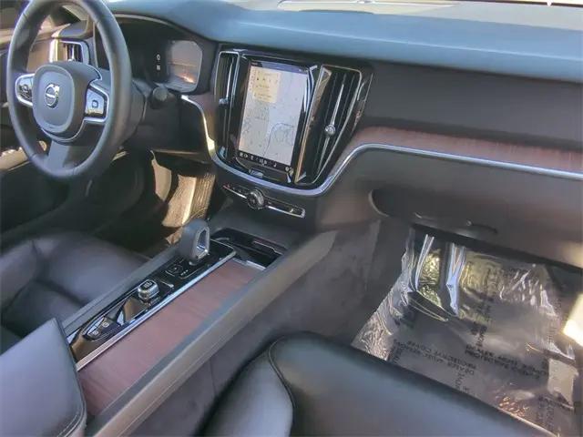 2023 Volvo S60 B5 Plus Dark Theme