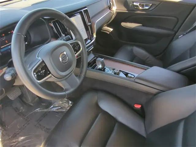 2023 Volvo S60 B5 Plus Dark Theme