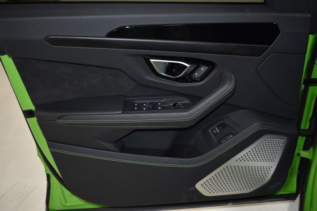 2021 Lamborghini Urus Pearl Capsule