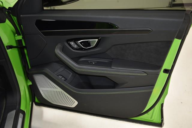 2021 Lamborghini Urus Pearl Capsule