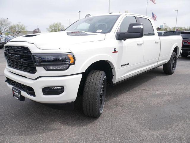 2024 RAM Ram 3500 RAM 3500 LIMITED CREW CAB 4X4 8 BOX