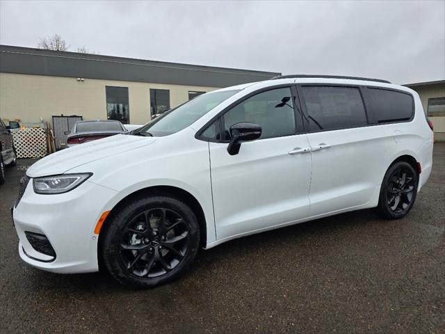 2024 Chrysler Pacifica PACIFICA TOURING L