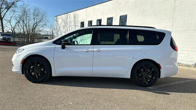 2024 Chrysler Pacifica PACIFICA TOURING L