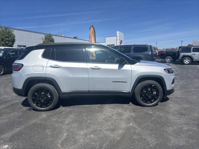 2024 Jeep Compass COMPASS LATITUDE 4X4