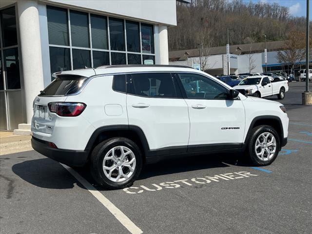 2024 Jeep Compass COMPASS LATITUDE 4X4