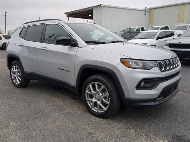 2024 Jeep Compass COMPASS LATITUDE LUX 4X4