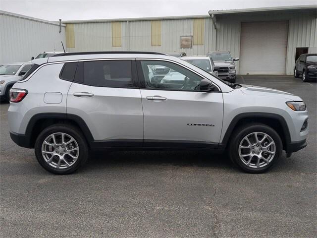 2024 Jeep Compass COMPASS LATITUDE LUX 4X4