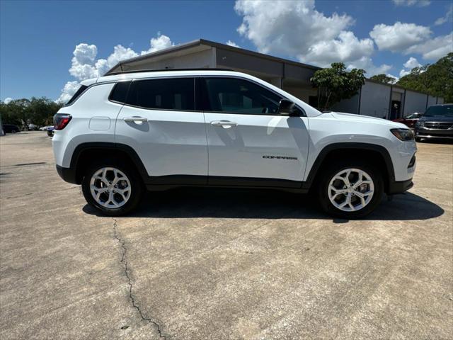 2024 Jeep Compass COMPASS LATITUDE 4X4