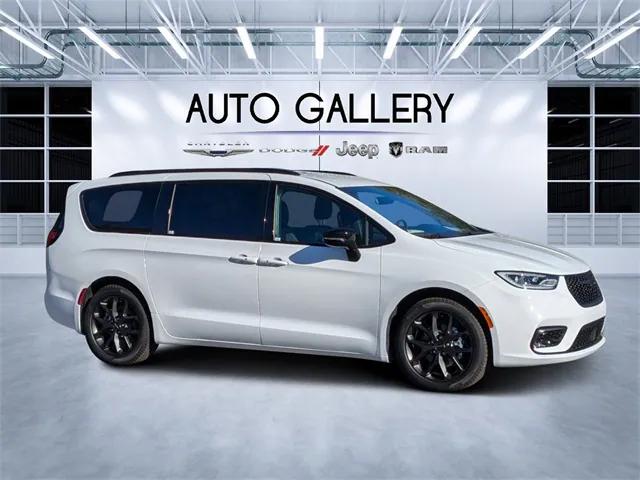 2024 Chrysler Pacifica PACIFICA TOURING L