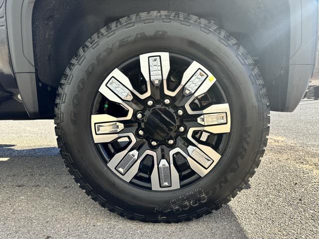 2024 GMC Sierra 2500HD 4WD Crew Cab Standard Bed Denali