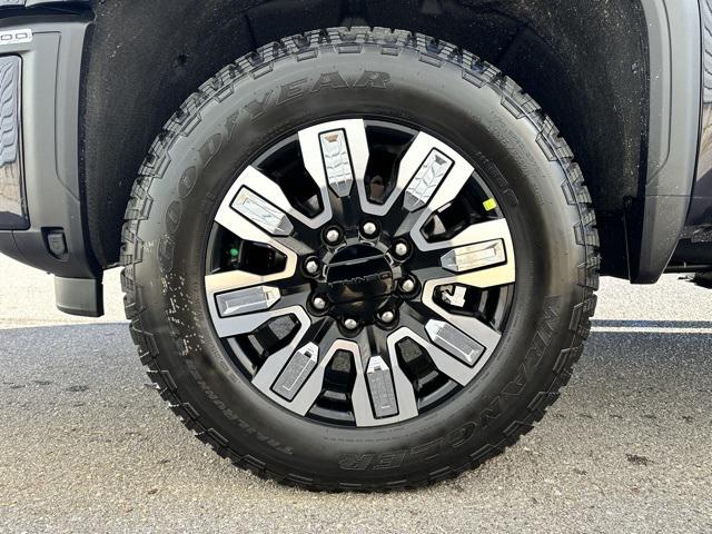 2024 GMC Sierra 2500HD 4WD Crew Cab Standard Bed Denali