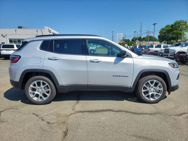 2024 Jeep Compass COMPASS LATITUDE LUX 4X4