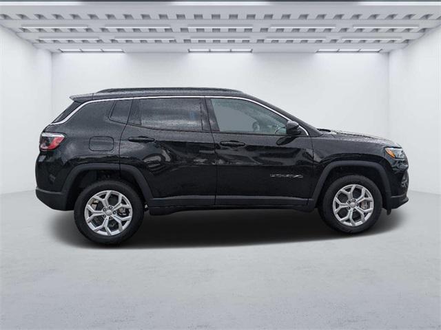 2024 Jeep Compass COMPASS LATITUDE 4X4