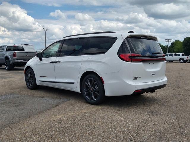 2024 Chrysler Pacifica PACIFICA TOURING L