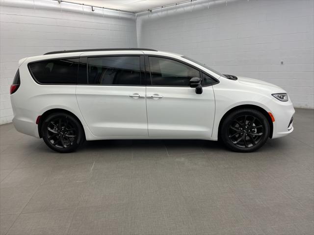 2024 Chrysler Pacifica PACIFICA TOURING L