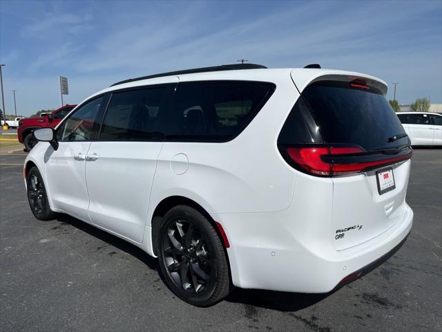 2024 Chrysler Pacifica PACIFICA TOURING L