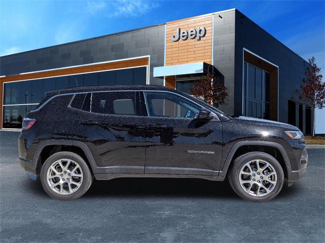 2024 Jeep Compass COMPASS LATITUDE LUX 4X4