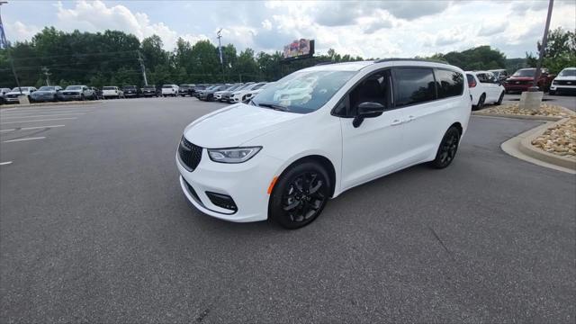 2024 Chrysler Pacifica PACIFICA TOURING L