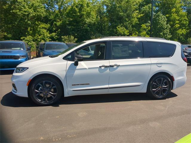2024 Chrysler Pacifica PACIFICA TOURING L
