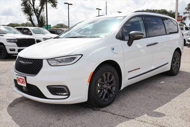 2024 Chrysler Pacifica Hybrid PACIFICA PLUG-IN HYBRID ROAD TRIPPER