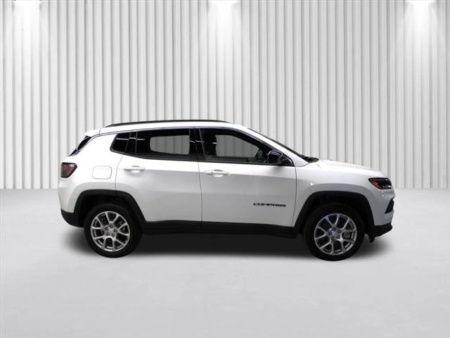 2024 Jeep Compass COMPASS LATITUDE LUX 4X4